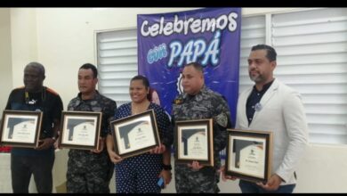 Photo of Comunitarios de Villa Mella  entregan  reconocimientos al director regional y otro oficial.