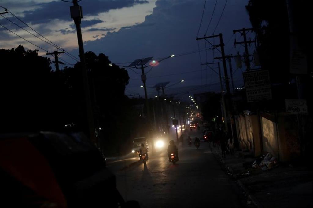 Photo of Capital de Haití lleva 43 días sin suministro de energía eléctrica