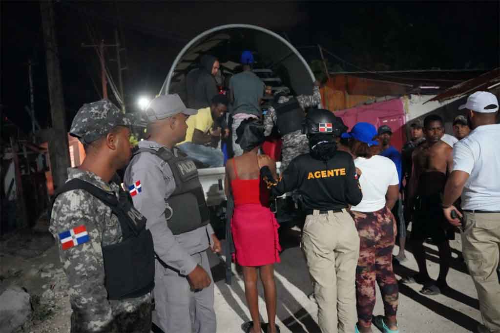 Photo of Migración RD deporta a otros 1,289 haitianos en una jornada
