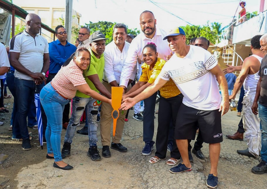 Photo of Alcalde Junior Santos da inicio a construcción de aceras, contenes y puente en La Unión y El Tamarindo
